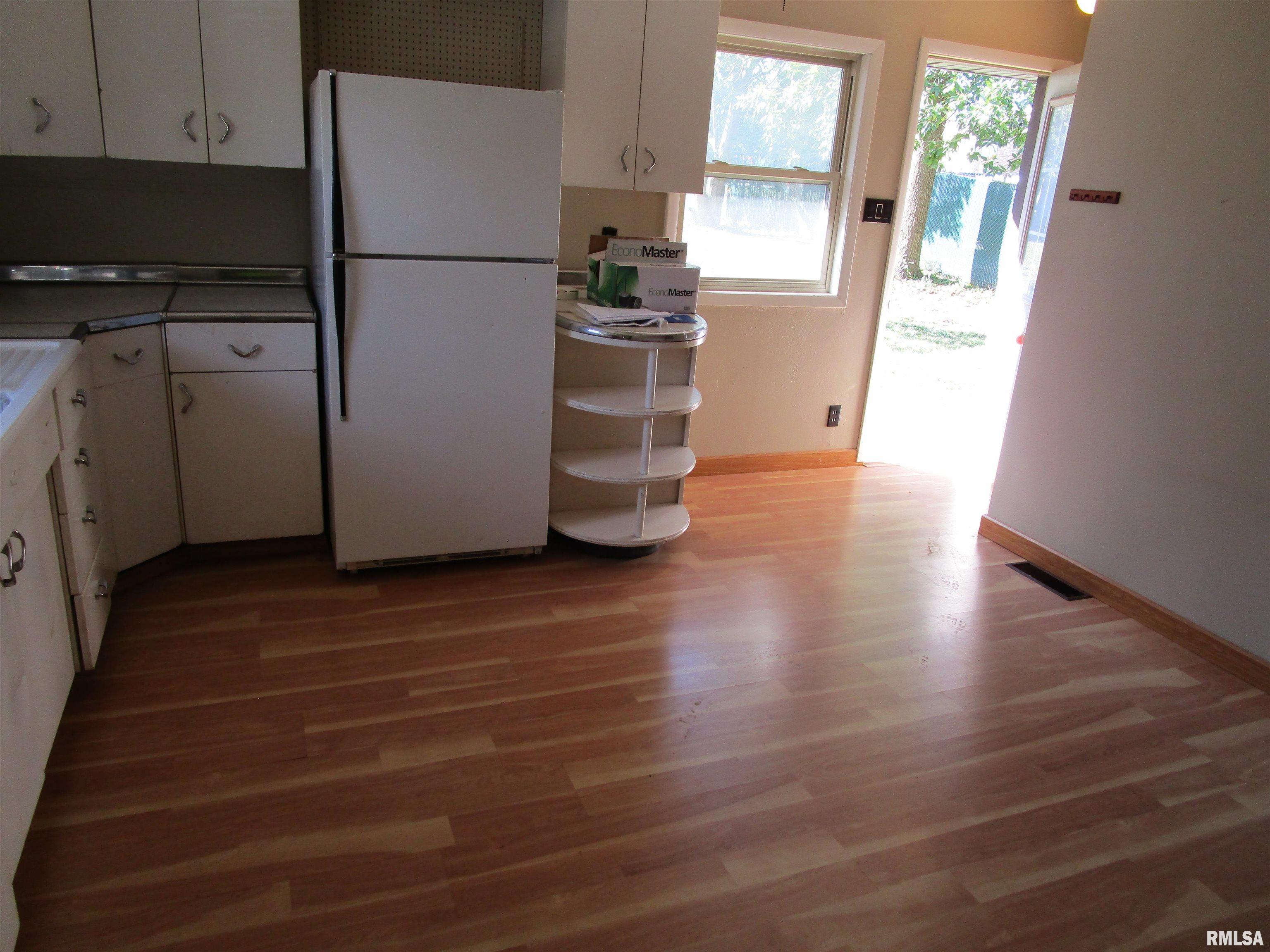 1244 Mossman Avenue Springfield, IL 62702 - Photo 3 of 81 Gallery Image 3
