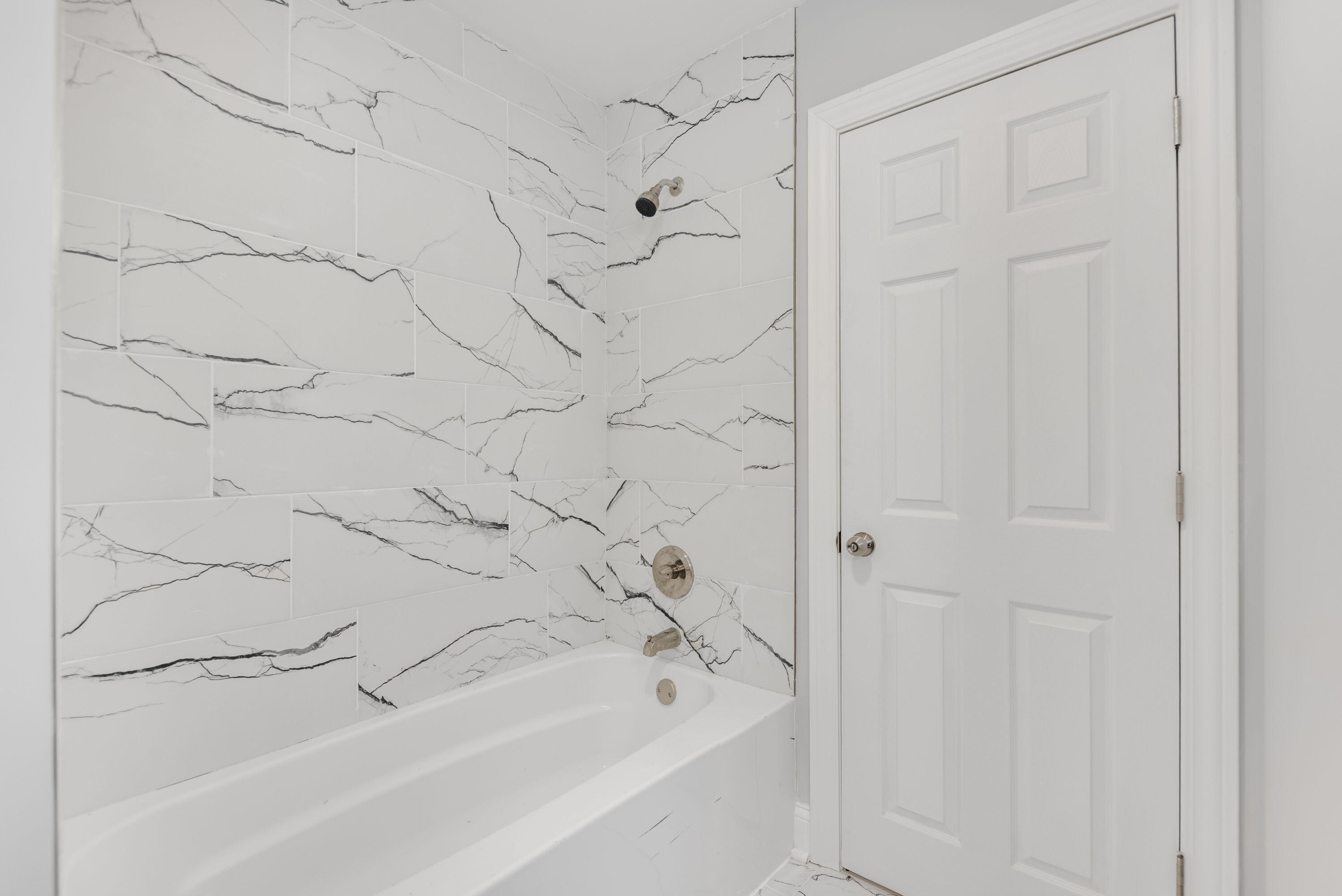 552 Harrison Street Gary, IN 46402 - Photo 8 of 14 a bathroom with a bathtub