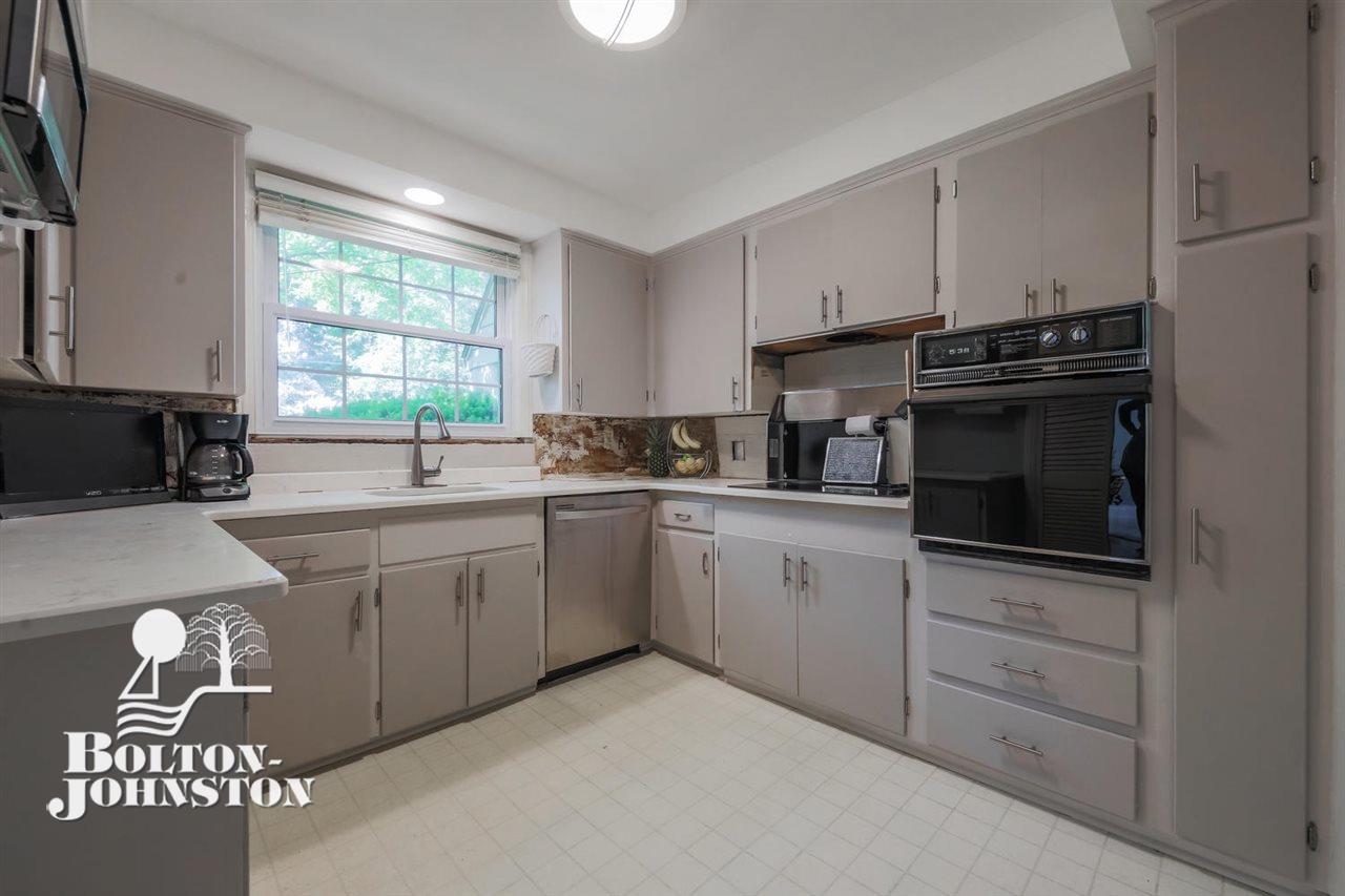 885 Hawthorne Road Grosse Pointe, MI 48236 - Photo 4 of 36 31349100-3.JPG