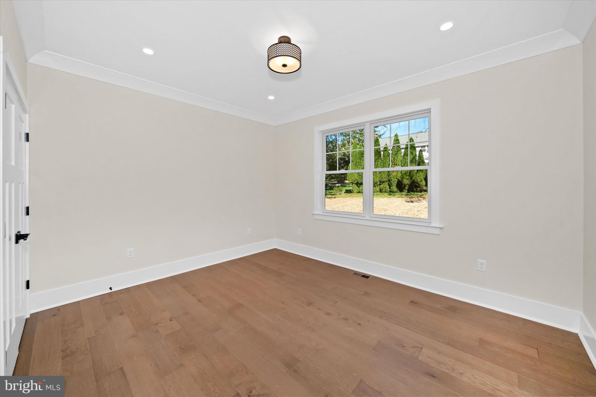 567 Southwood Road Hockessin, DE 19707 - Photo 23 of 54 an empty room with a window