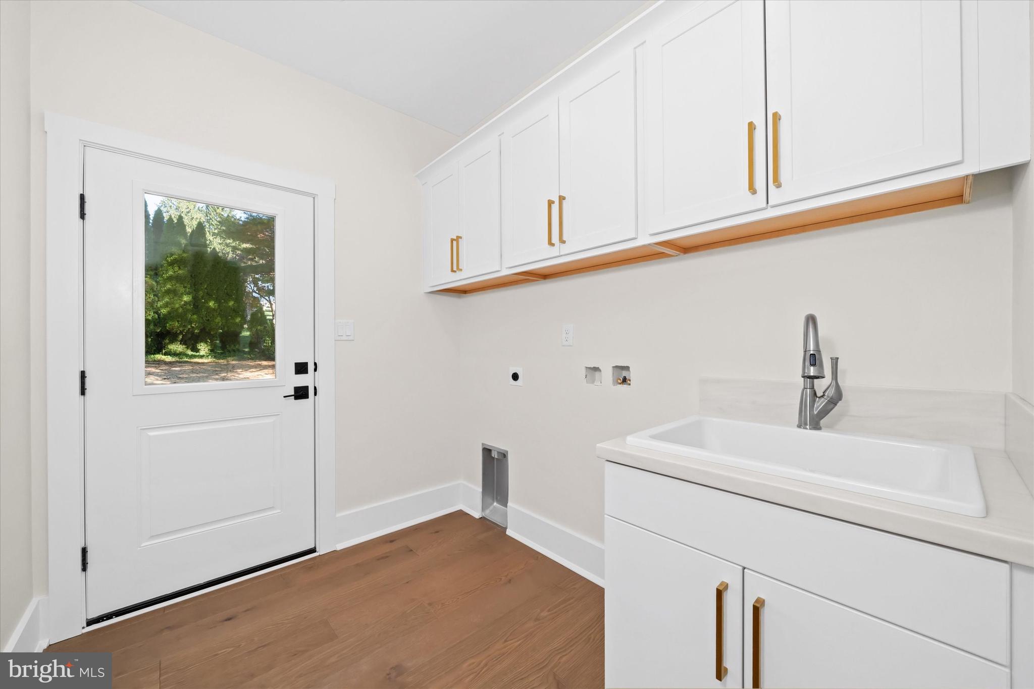 567 Southwood Road Hockessin, DE 19707 - Photo 27 of 54 a bathroom with a sink and a mirror