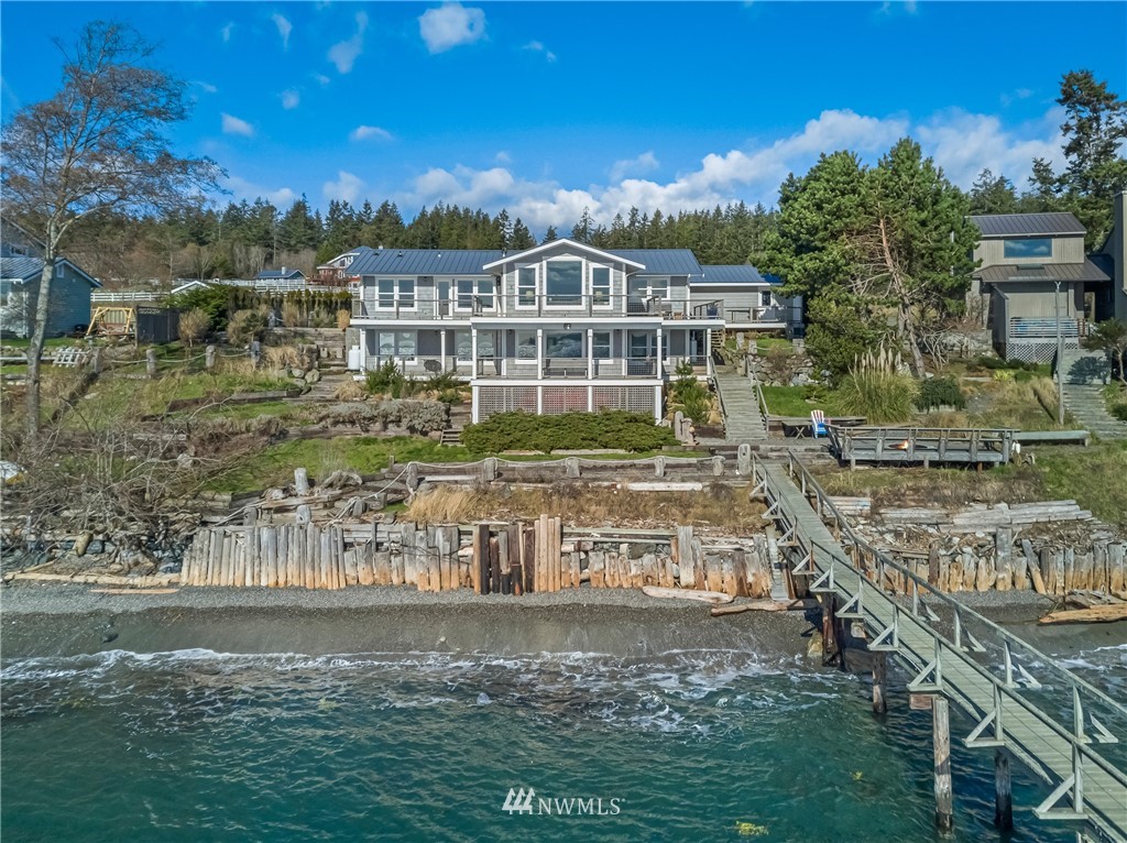 a view of a water fountain and an buildings in the background