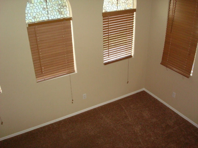 1417 East Bloch Road Phoenix, AZ 85040 - Photo 3 of 23 Living Room