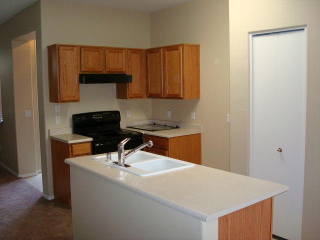 1417 East Bloch Road Phoenix, AZ 85040 - Photo 5 of 23 Island Kitchen with all appliances