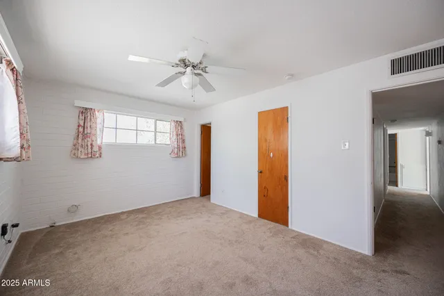 a view of empty room with window