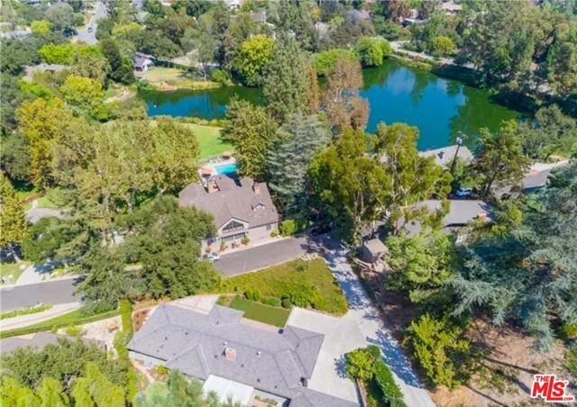 a view of a backyard with sitting area
