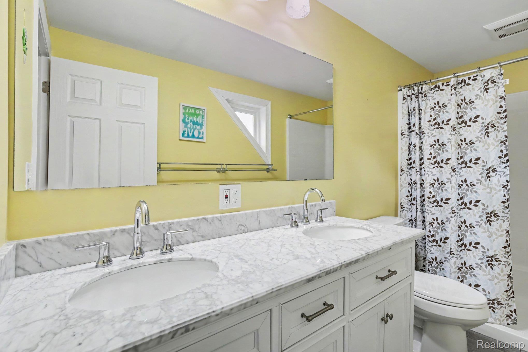 4726 Rosedale Court Clarkston, MI 48348 - Photo 14 of 30 Second floor full bath