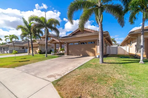 a view of a house with a backyard