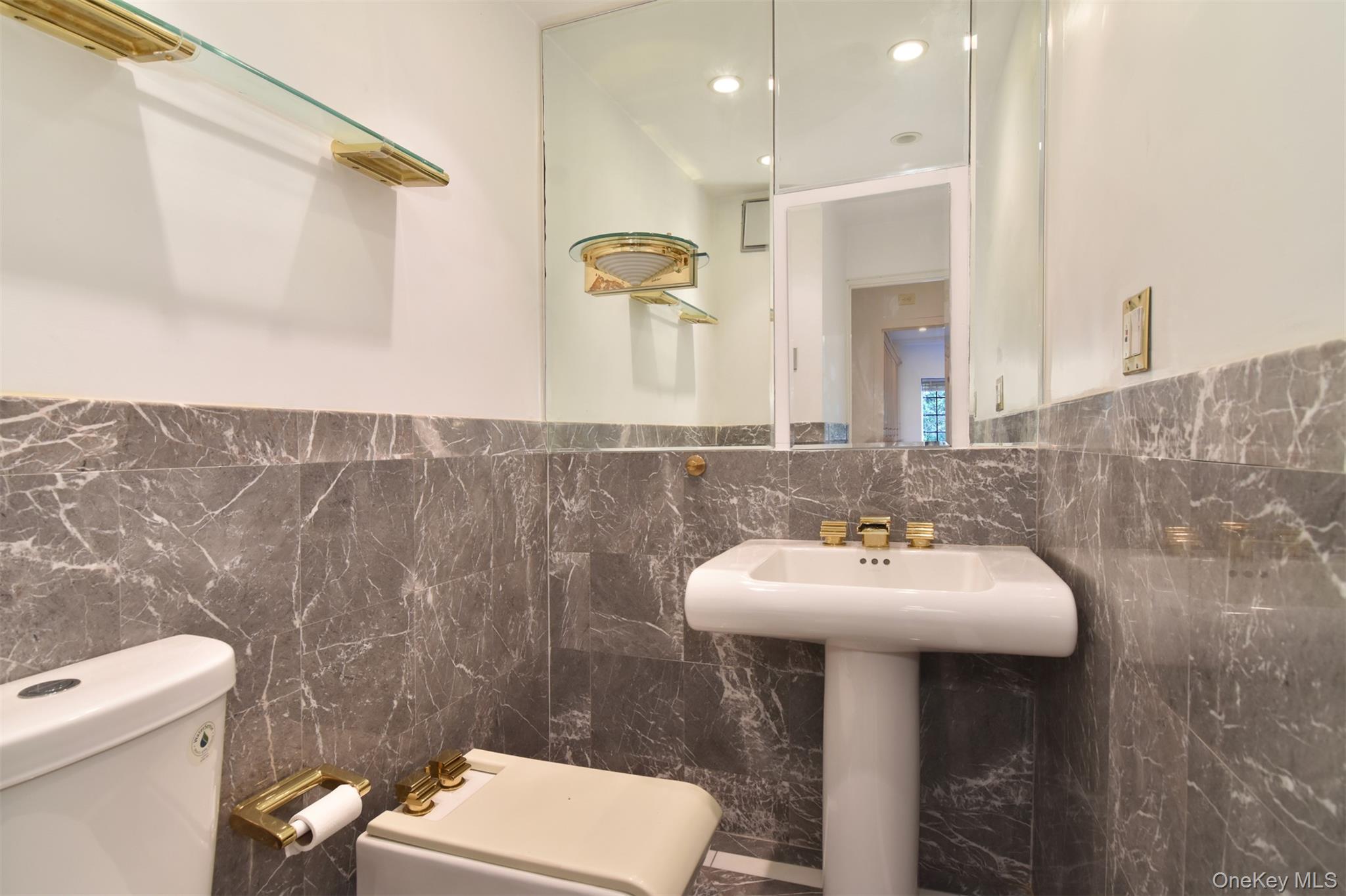 915 Wynnewood Road, Unit A3 Pelham, NY 10803 - Photo 15 of 19 Second bedroom bath