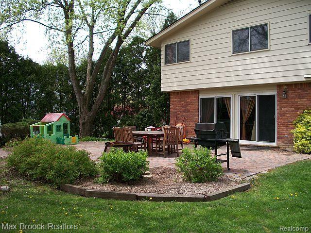 808 Satterlee Road Bloomfield Hills, MI 48304 - Photo 9 of 11 Satterlee 808-PAVER PATIO