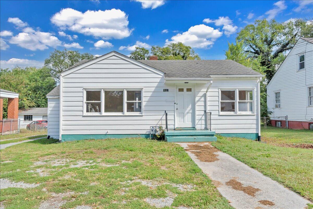 3121 Plantation Road Northeast Roanoke, VA 24012 - Photo 19 of 44 a backyard of a house with table and chairs