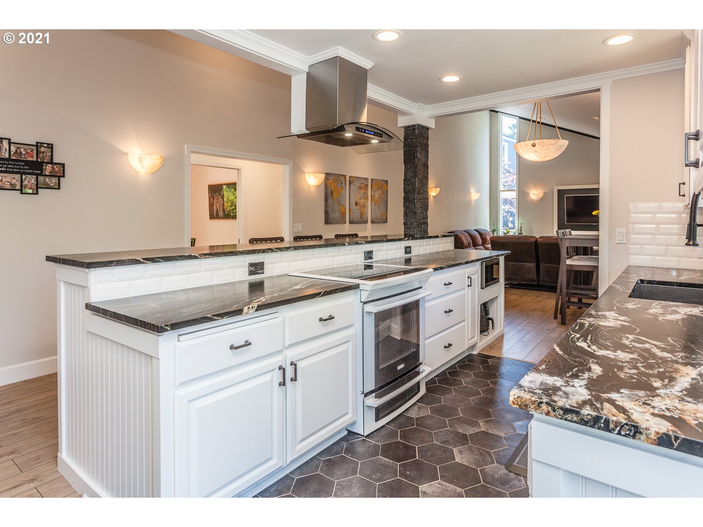 10008 Southwest Quail Post Road Portland, OR 97219 - Photo 11 of 31 Gallery Image 11