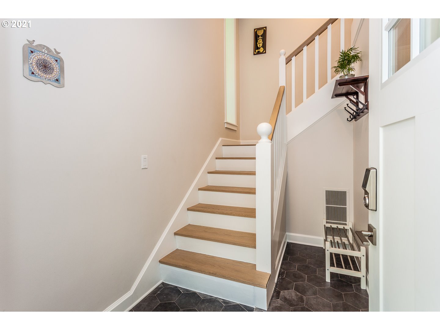 10008 Southwest Quail Post Road Portland, OR 97219 - Photo 3 of 31 Gallery Image 3