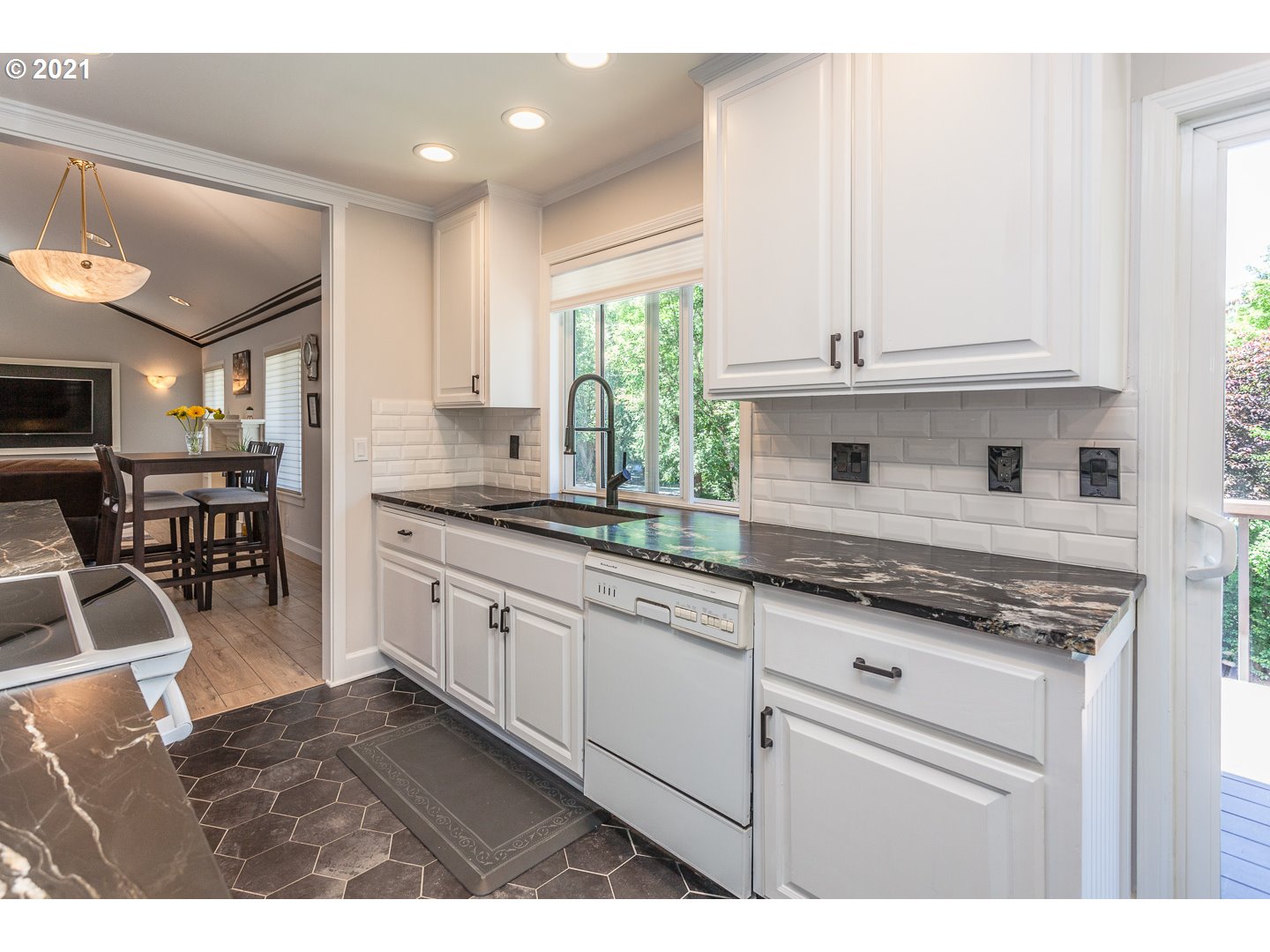 10008 Southwest Quail Post Road Portland, OR 97219 - Photo 9 of 31 Gallery Image 9