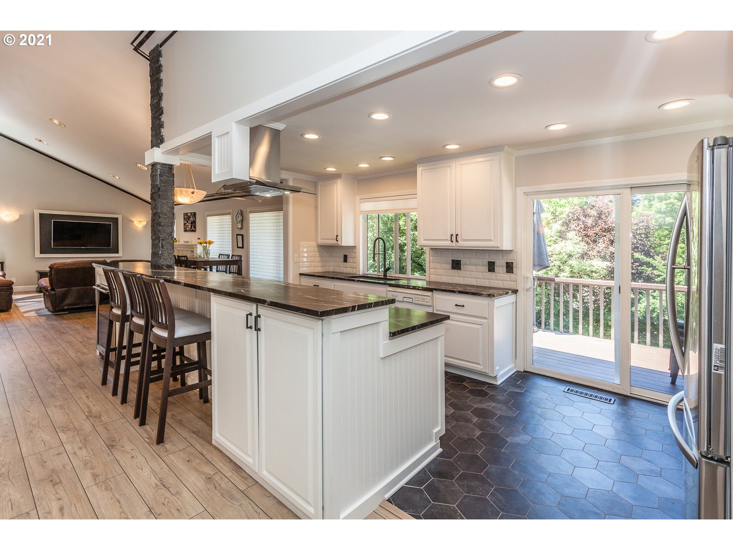 10008 Southwest Quail Post Road Portland, OR 97219 - Photo 10 of 31 Gallery Image 10