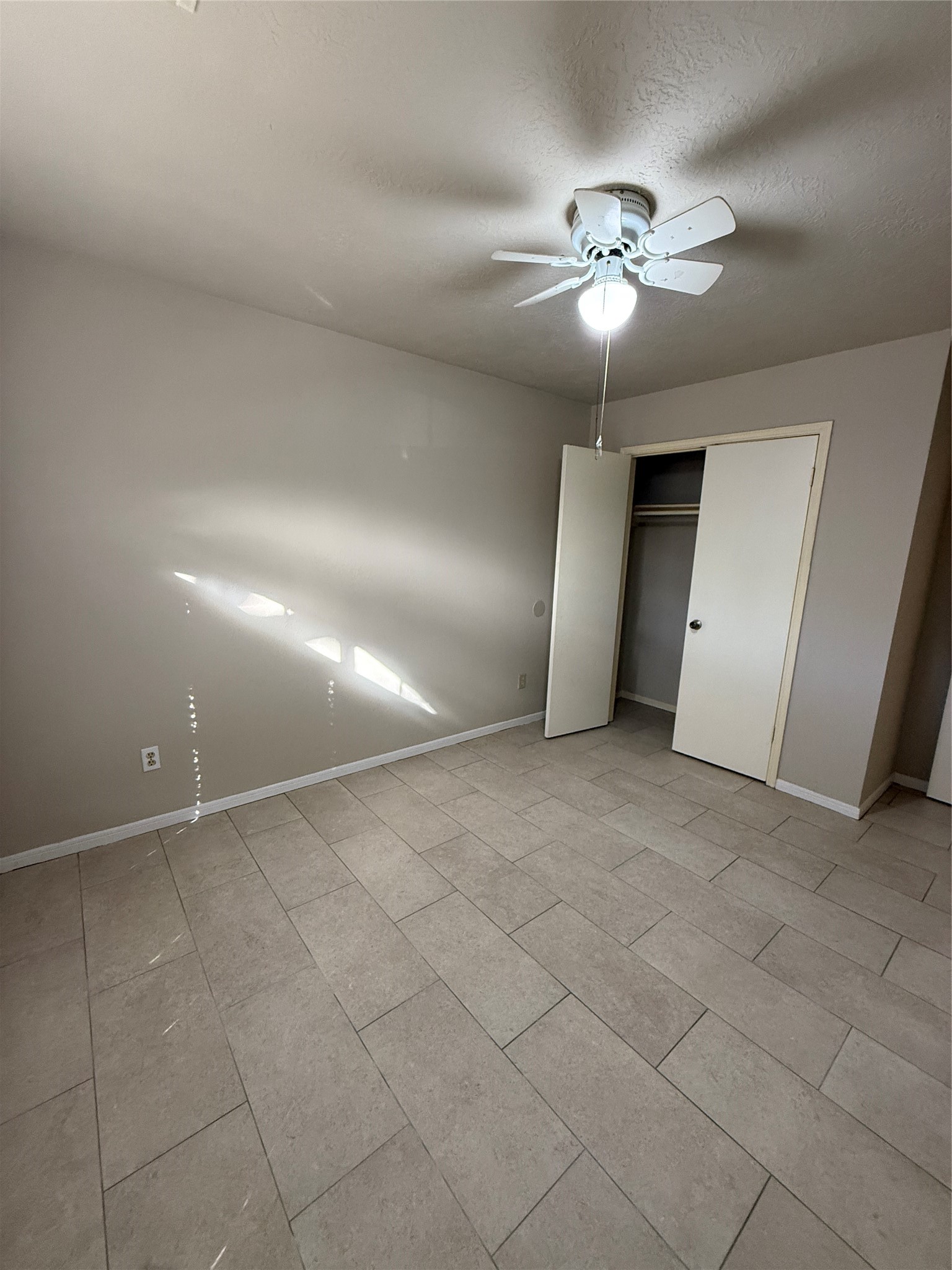 5026 Tealgate Drive Spring, TX 77373 - Photo 19 of 22 a view of a livingroom and a chandelier fan