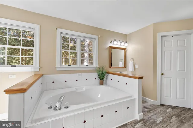 a view of entryway with livingroom