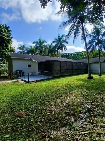 a view of a backyard