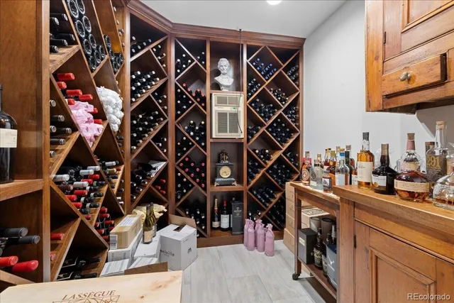 a view of entryway with storage