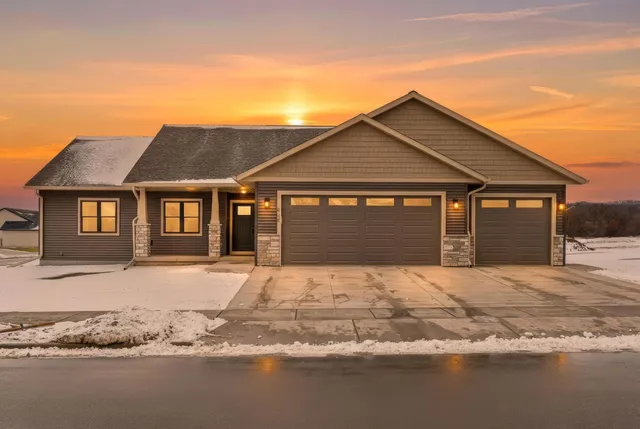 $489,900 | 835 Crockett Drive, Holmen, WI 54636