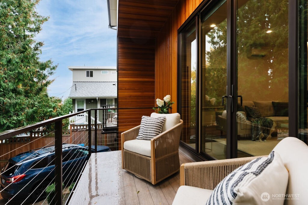4815 Evanston Avenue North, Unit B Seattle, WA 98103 - Photo 4 of 37 a view of balcony with couch