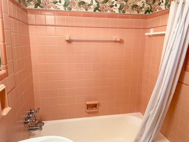 271 Newburn Drive Mt. Lebanon, PA 15216 - Photo 14 of 24 a bathroom with a bathtub