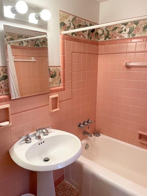271 Newburn Drive Mt. Lebanon, PA 15216 - Photo 15 of 24 a bathroom with a sink a mirror and a bathtub