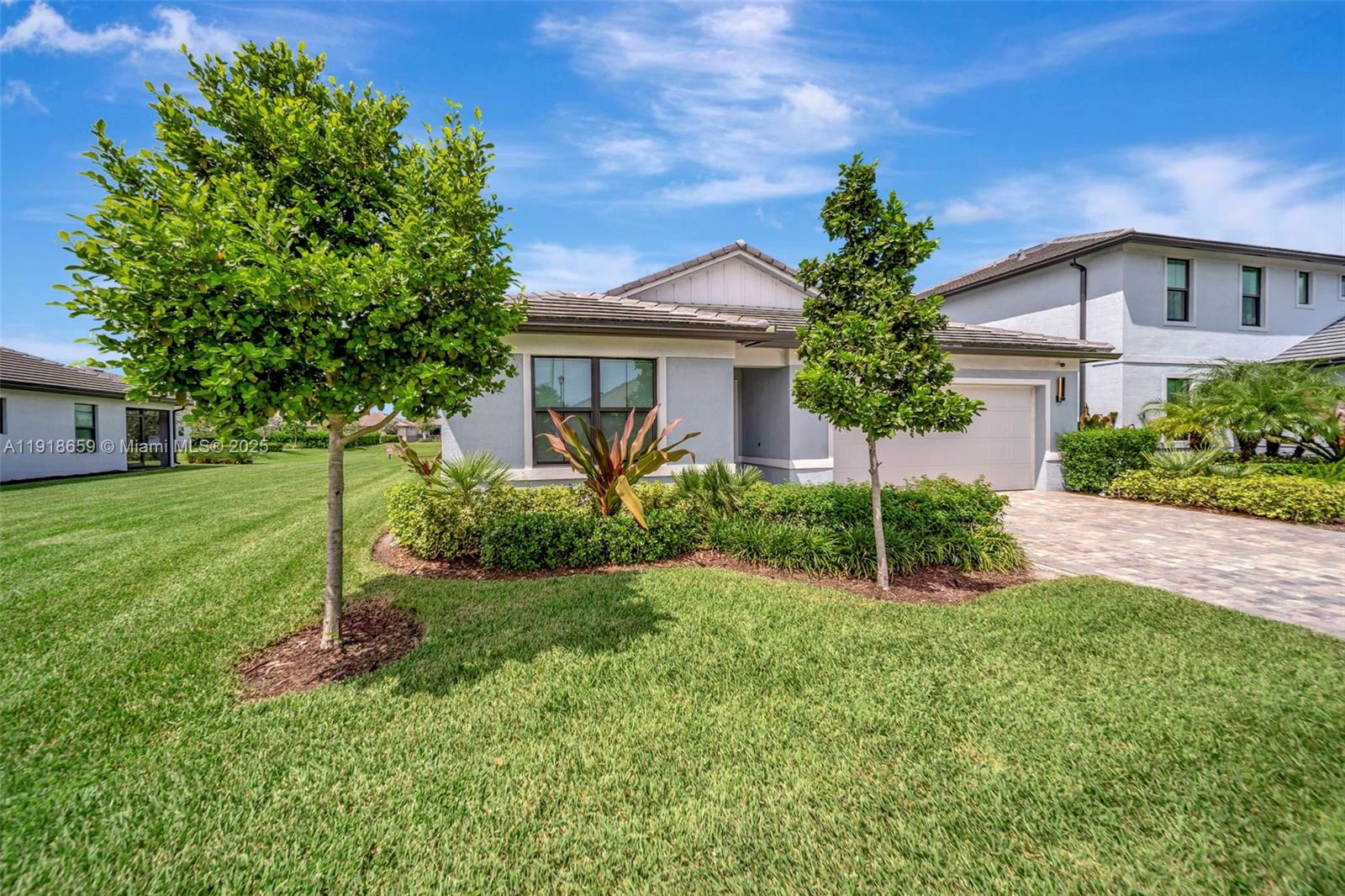 2941 Shortleaf Avenue Lauderdale Lakes, FL 33311 - Photo 45 of 47 a house view with a garden space