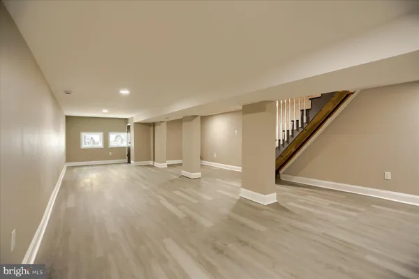 a picture of a very nice looking hallway