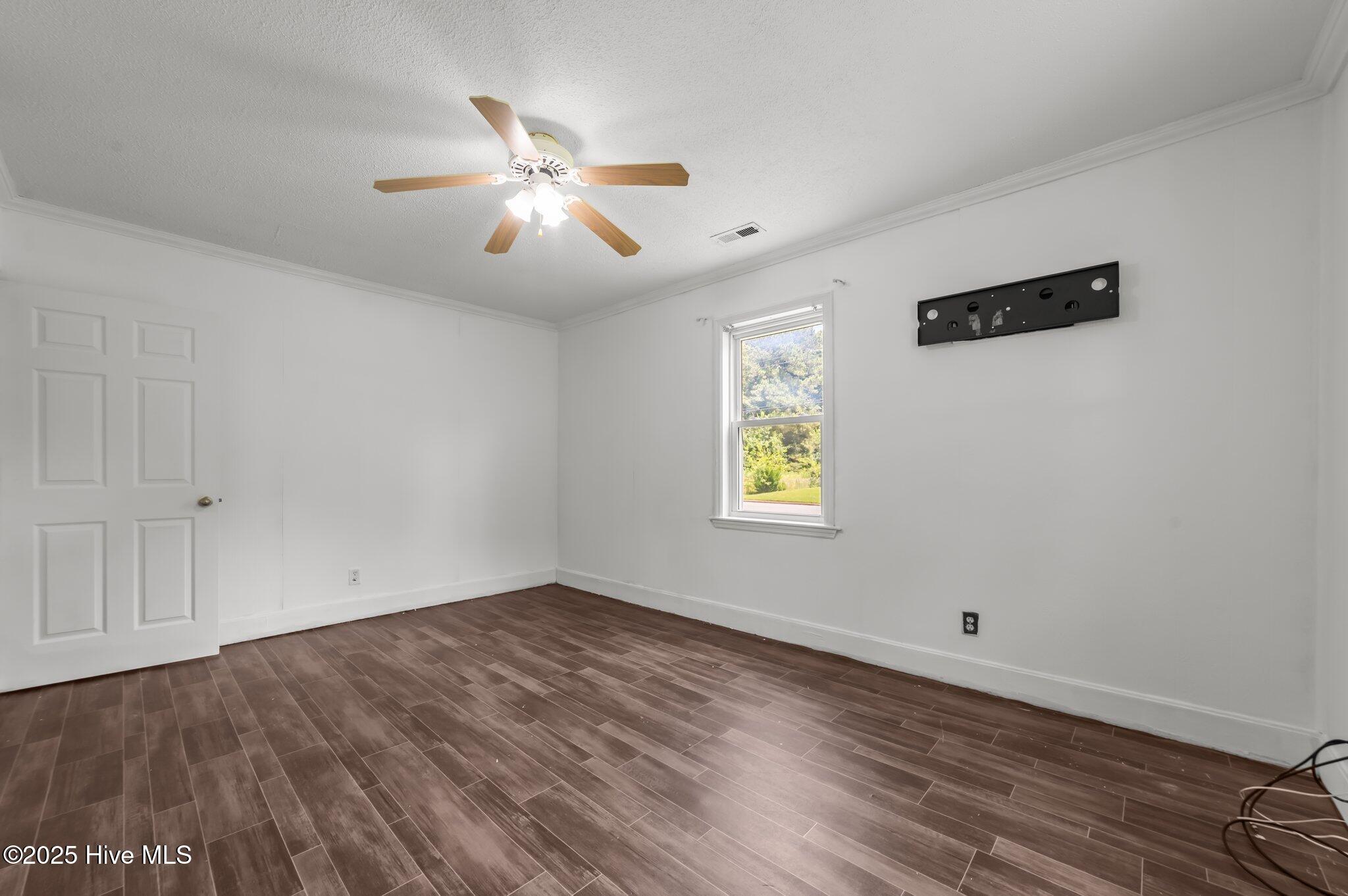 616 Larkspur Road Kinston, NC 28501 - Photo 29 of 49 2nd Bedroom
