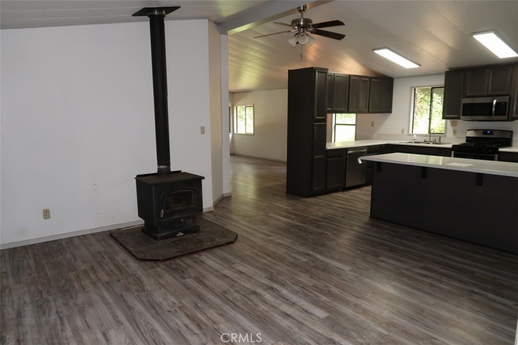 19138 New York Flat Road Forbestown, CA 95941 - Photo 17 of 37 a kitchen with a refrigerator and a microwave