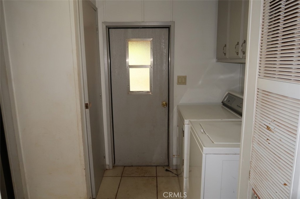 19138 New York Flat Road Forbestown, CA 95941 - Photo 19 of 37 a utility room with a window dryer and washer