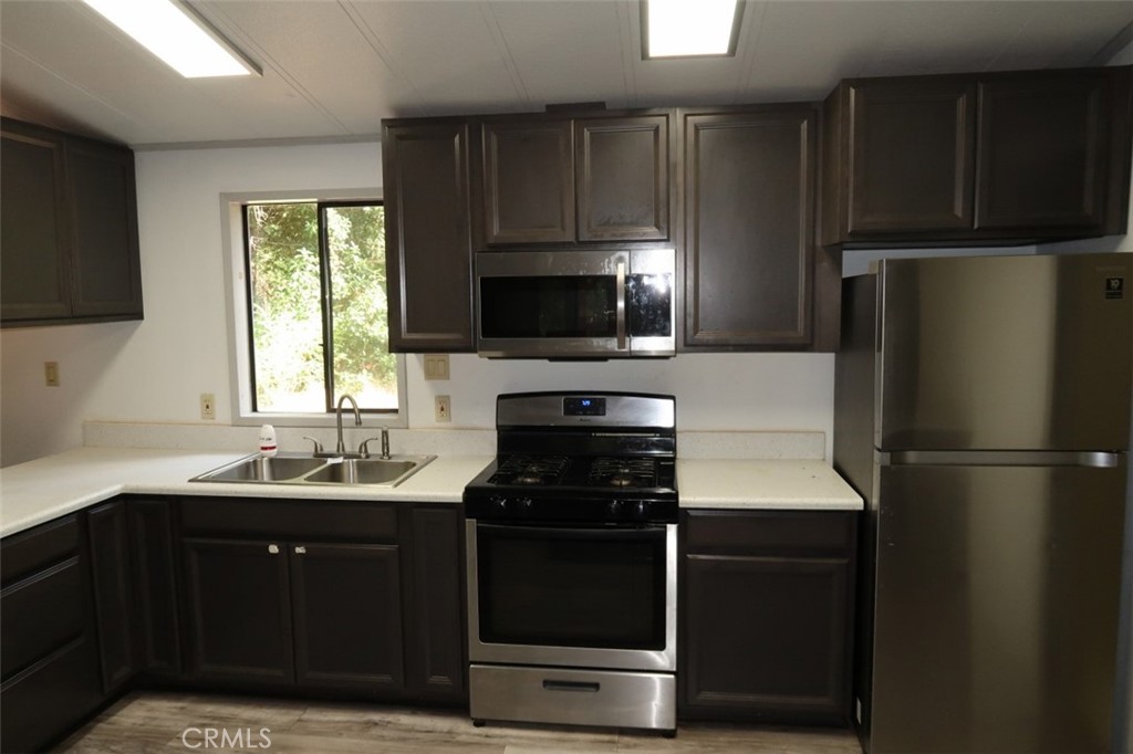 19138 New York Flat Road Forbestown, CA 95941 - Photo 2 of 37 a kitchen with a sink stove and refrigerator