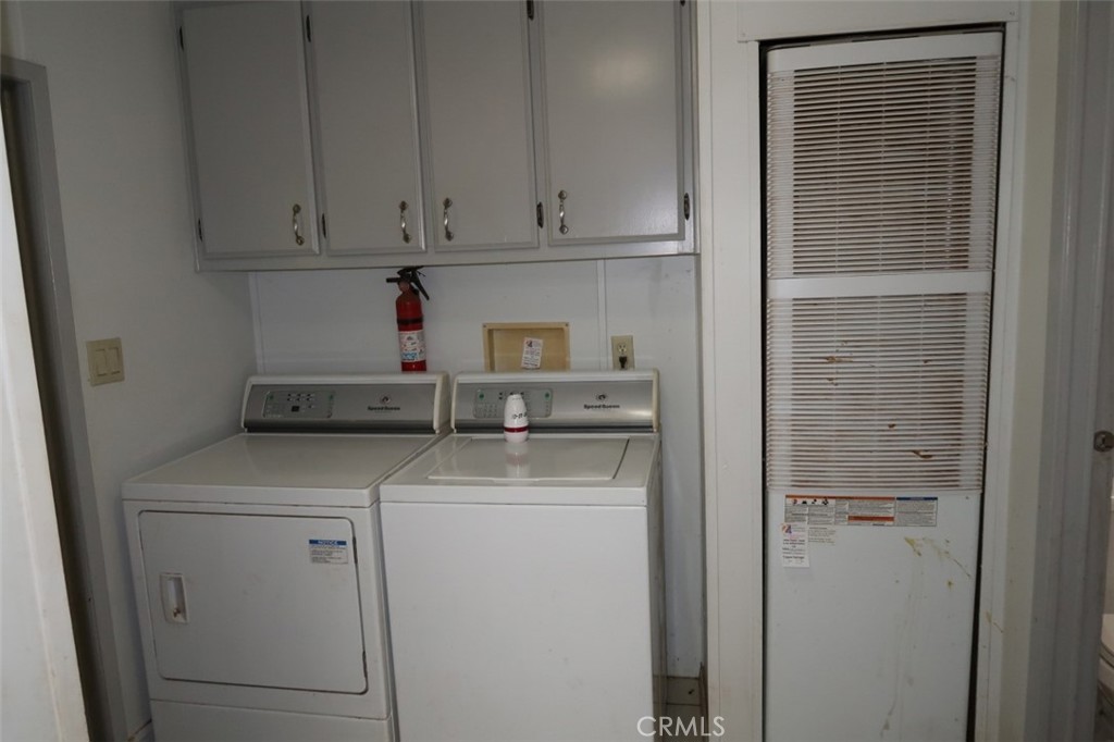 19138 New York Flat Road Forbestown, CA 95941 - Photo 24 of 37 a utility room with dryer and washer