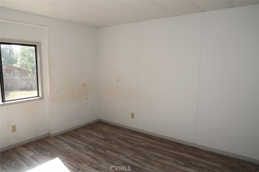19138 New York Flat Road Forbestown, CA 95941 - Photo 31 of 37 a view of an empty room with wooden floor and a window