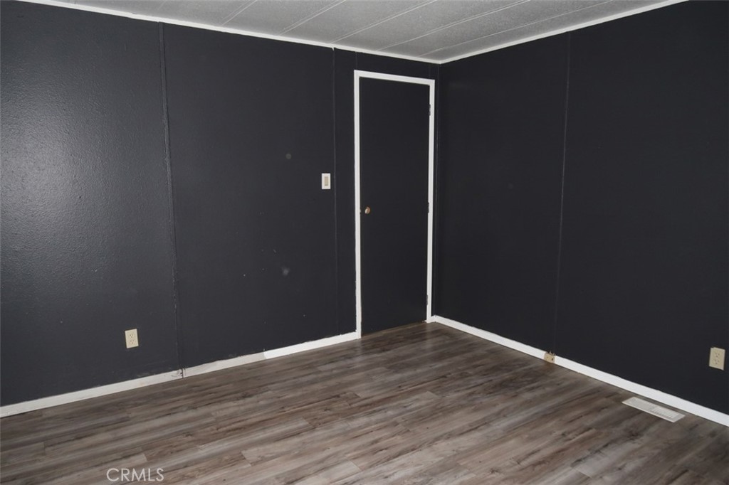 19138 New York Flat Road Forbestown, CA 95941 - Photo 34 of 37 an empty room with wooden floor and closet