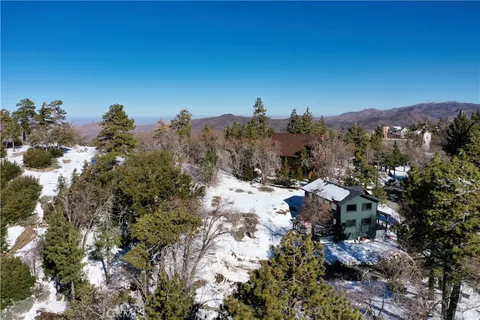 a view of a houses with a yard