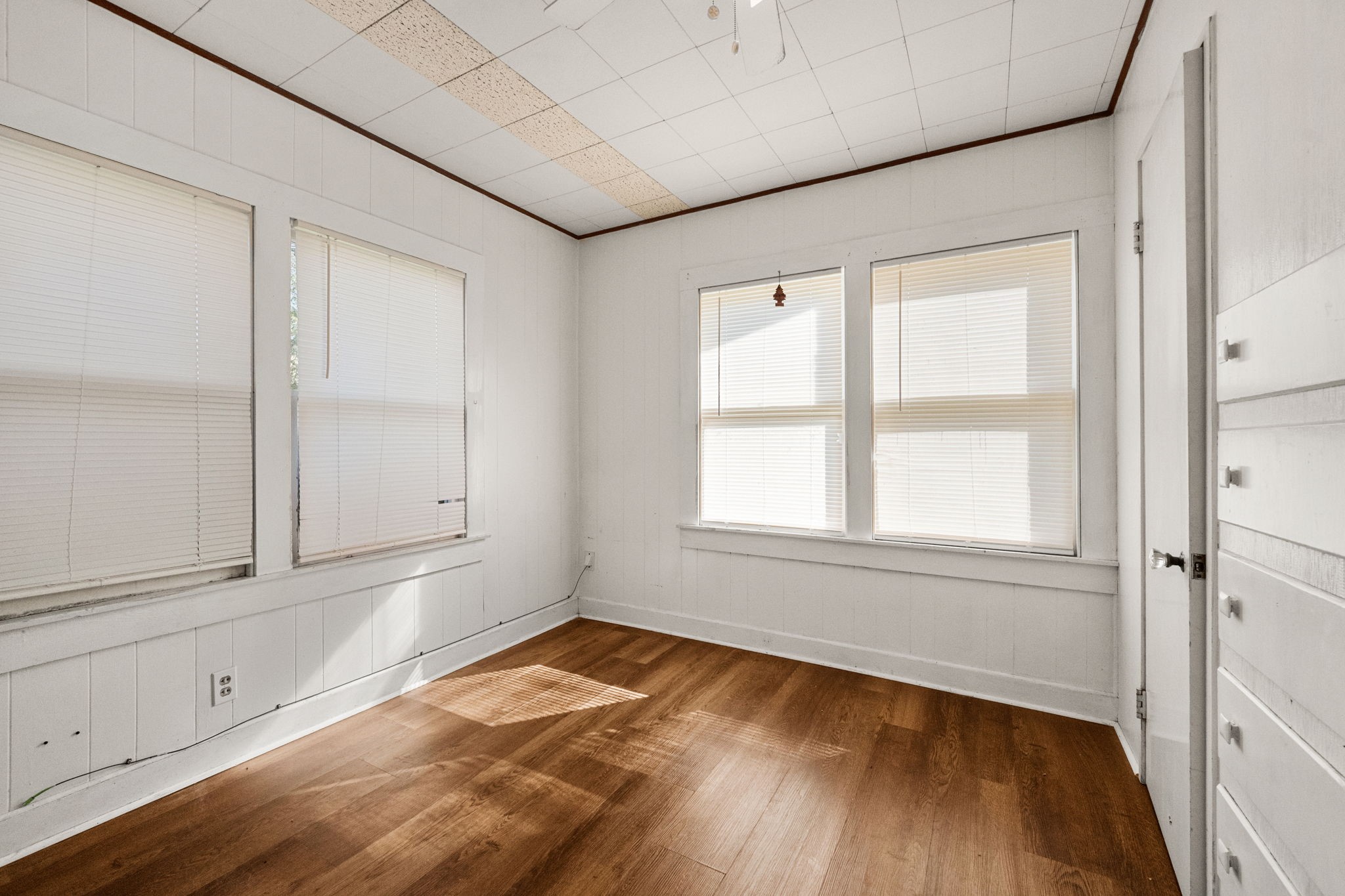 209 3rd Avenue Columbus, TX 78934 - Photo 18 of 34 a view of empty room with wooden floor and fan
