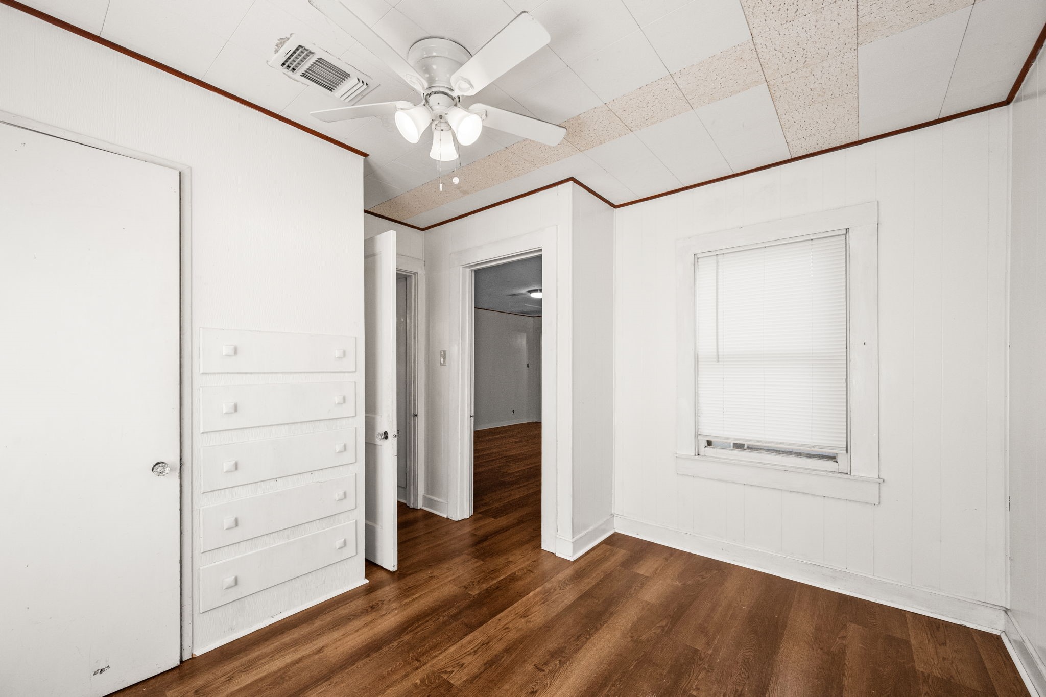 209 3rd Avenue Columbus, TX 78934 - Photo 19 of 34 an empty room with wooden floor closet and windows