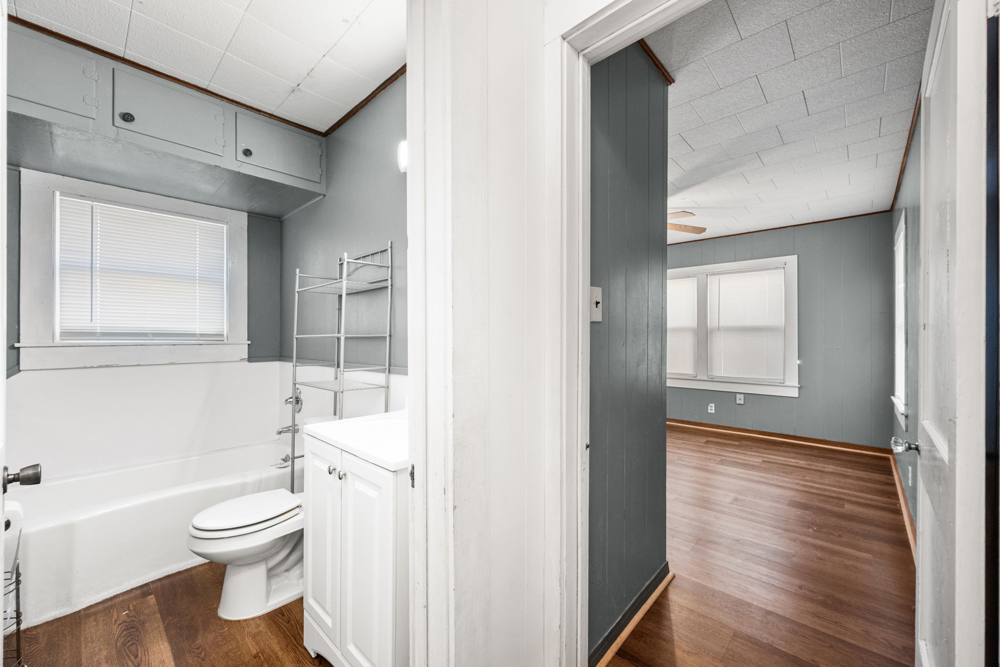 209 3rd Avenue Columbus, TX 78934 - Photo 20 of 34 a bathroom with a toilet a bath tub and a window