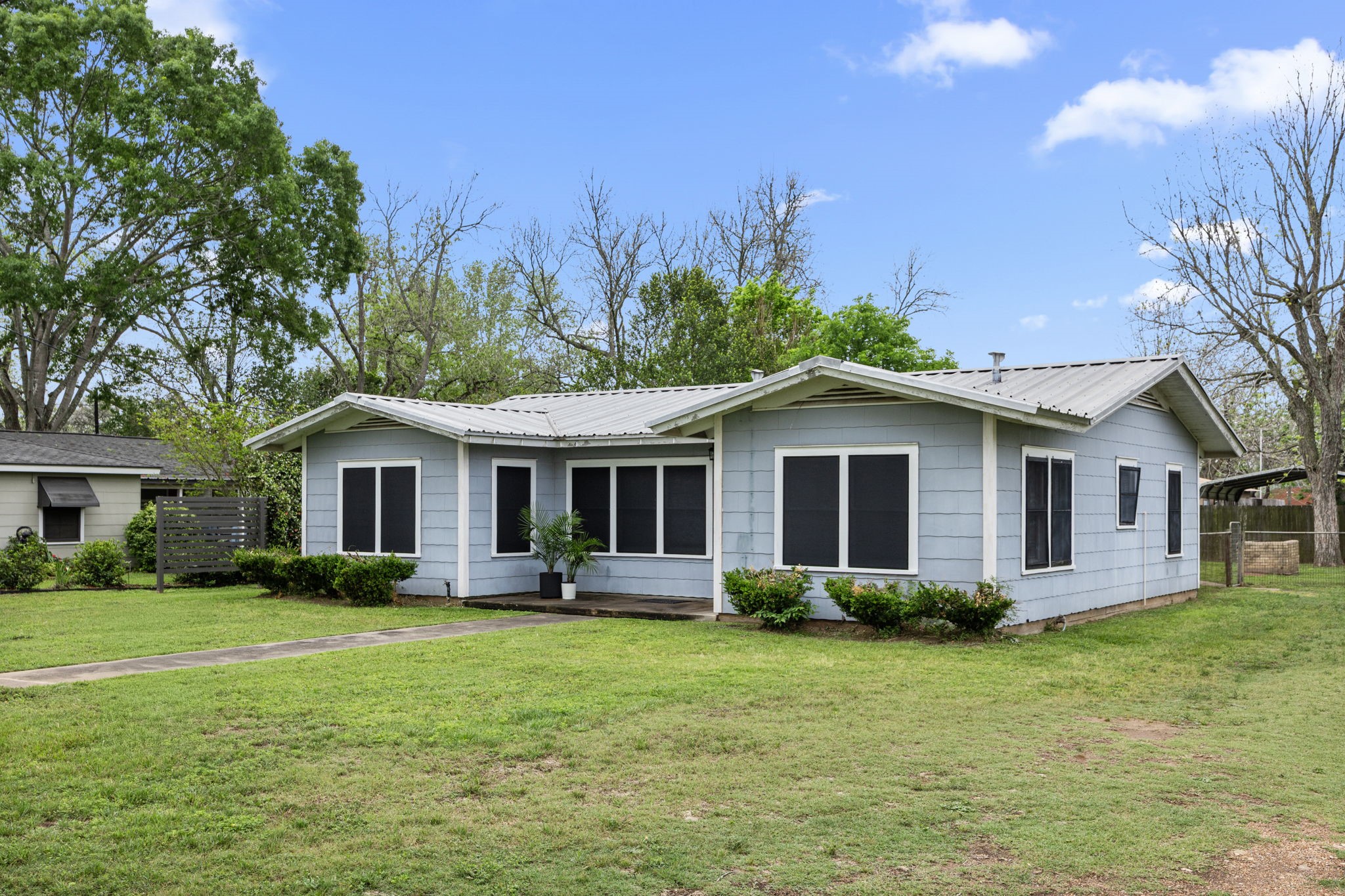 209 3rd Avenue Columbus, TX 78934 - Photo 2 of 34 a front view of house with yard and green space