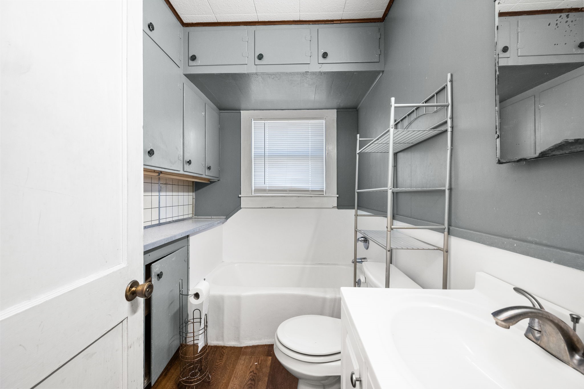 209 3rd Avenue Columbus, TX 78934 - Photo 21 of 34 a bathroom with a sink a toilet and tub