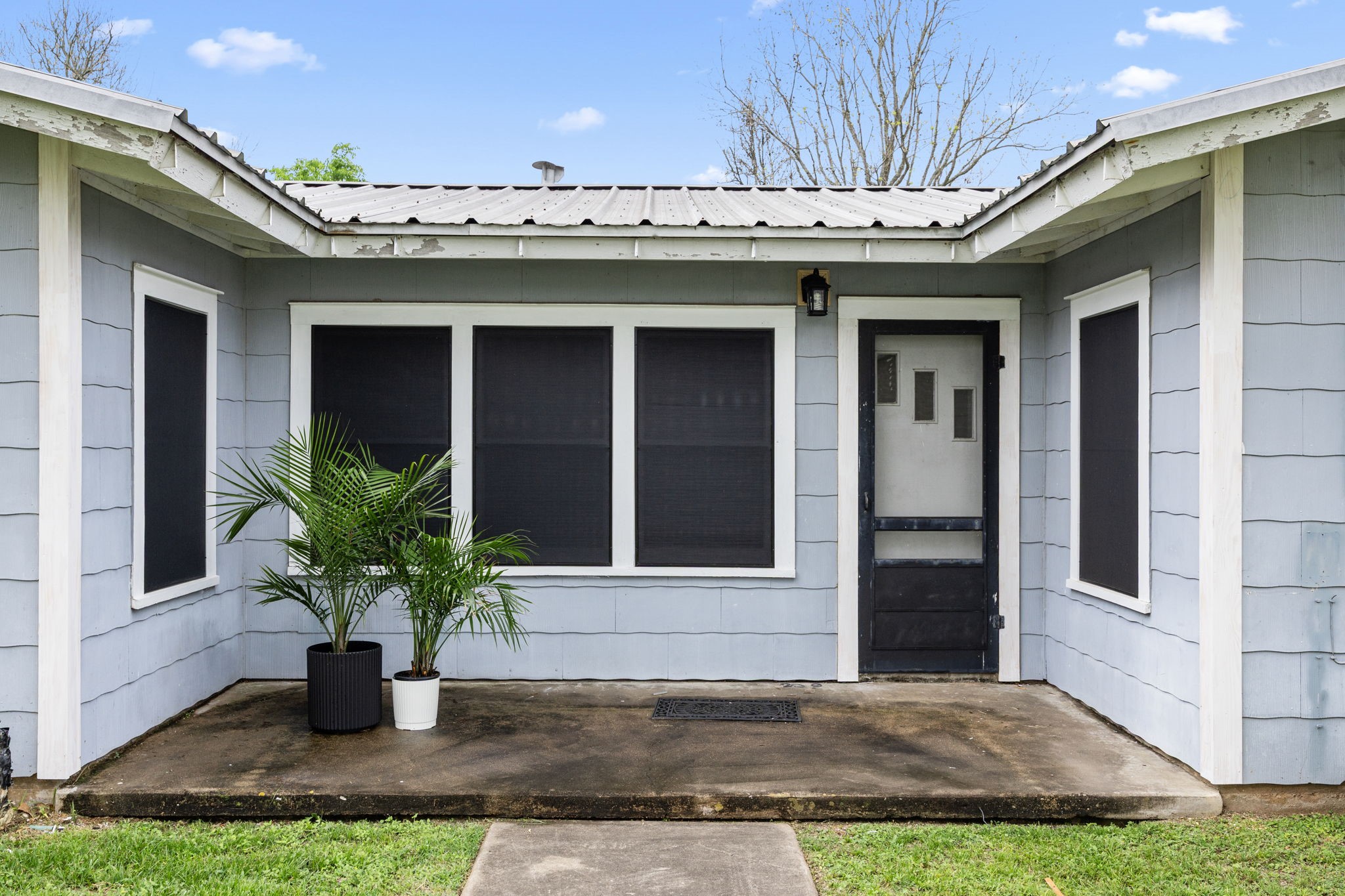 209 3rd Avenue Columbus, TX 78934 - Photo 4 of 34 a front view of a house with a yard