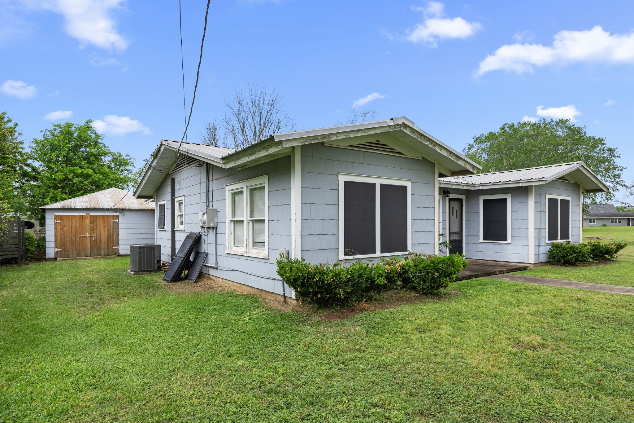 209 3rd Avenue Columbus, TX 78934 - Photo 5 of 34 a front view of house with yard and green space