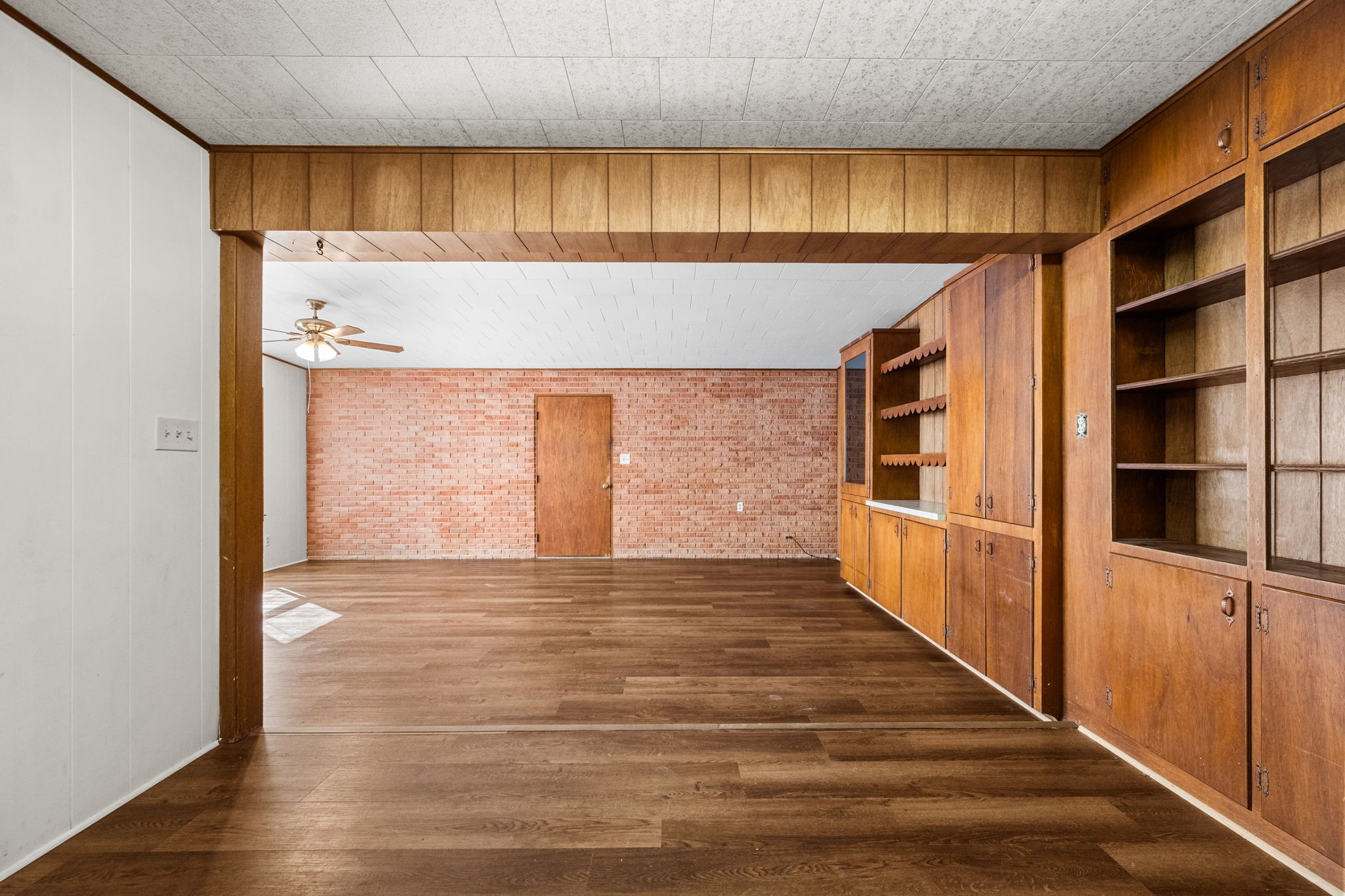 209 3rd Avenue Columbus, TX 78934 - Photo 10 of 34 a view of a hallway with wooden floor and entryway