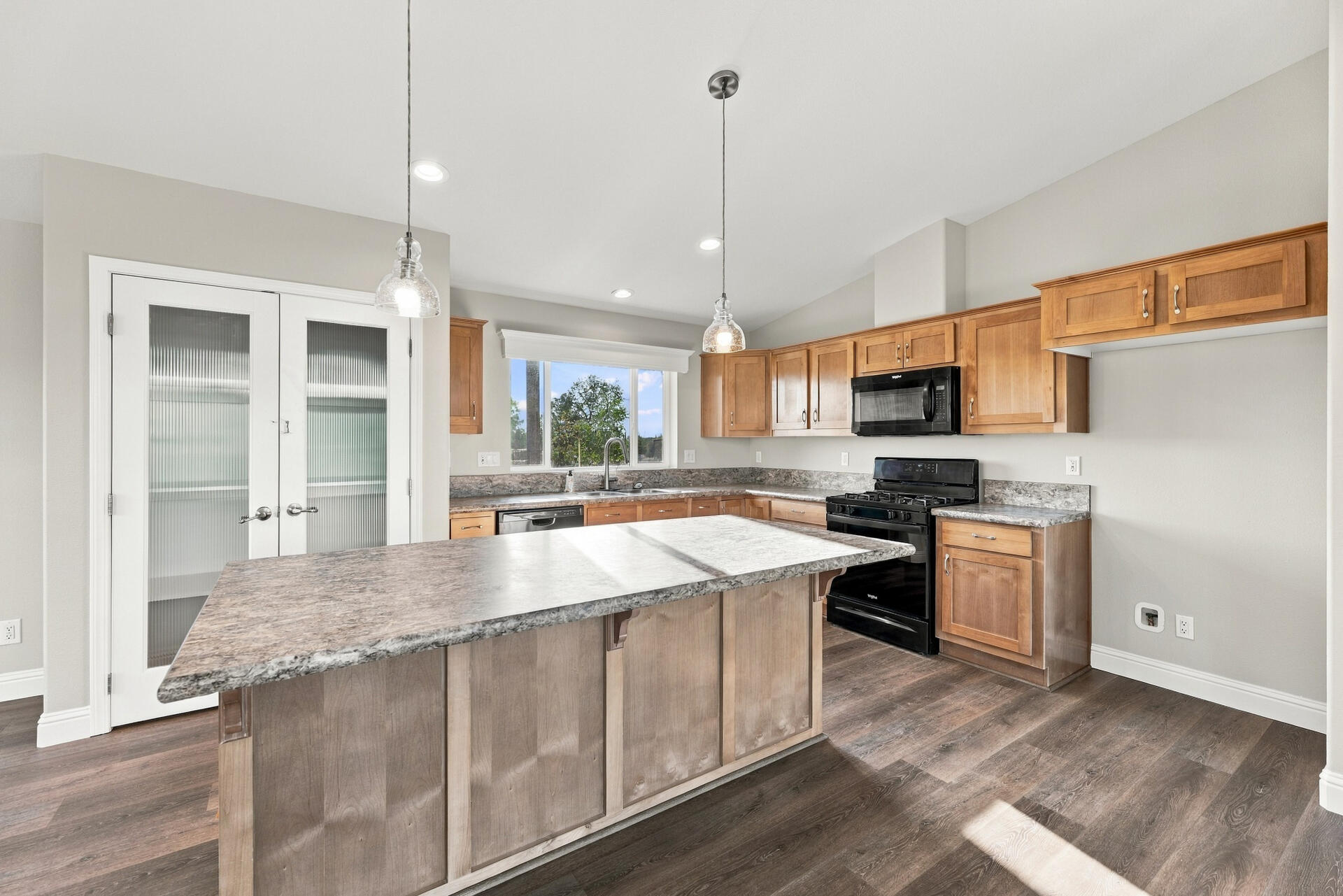 17037 Keswick Dam Road Redding, CA 96003 - Photo 10 of 42 Kitchen