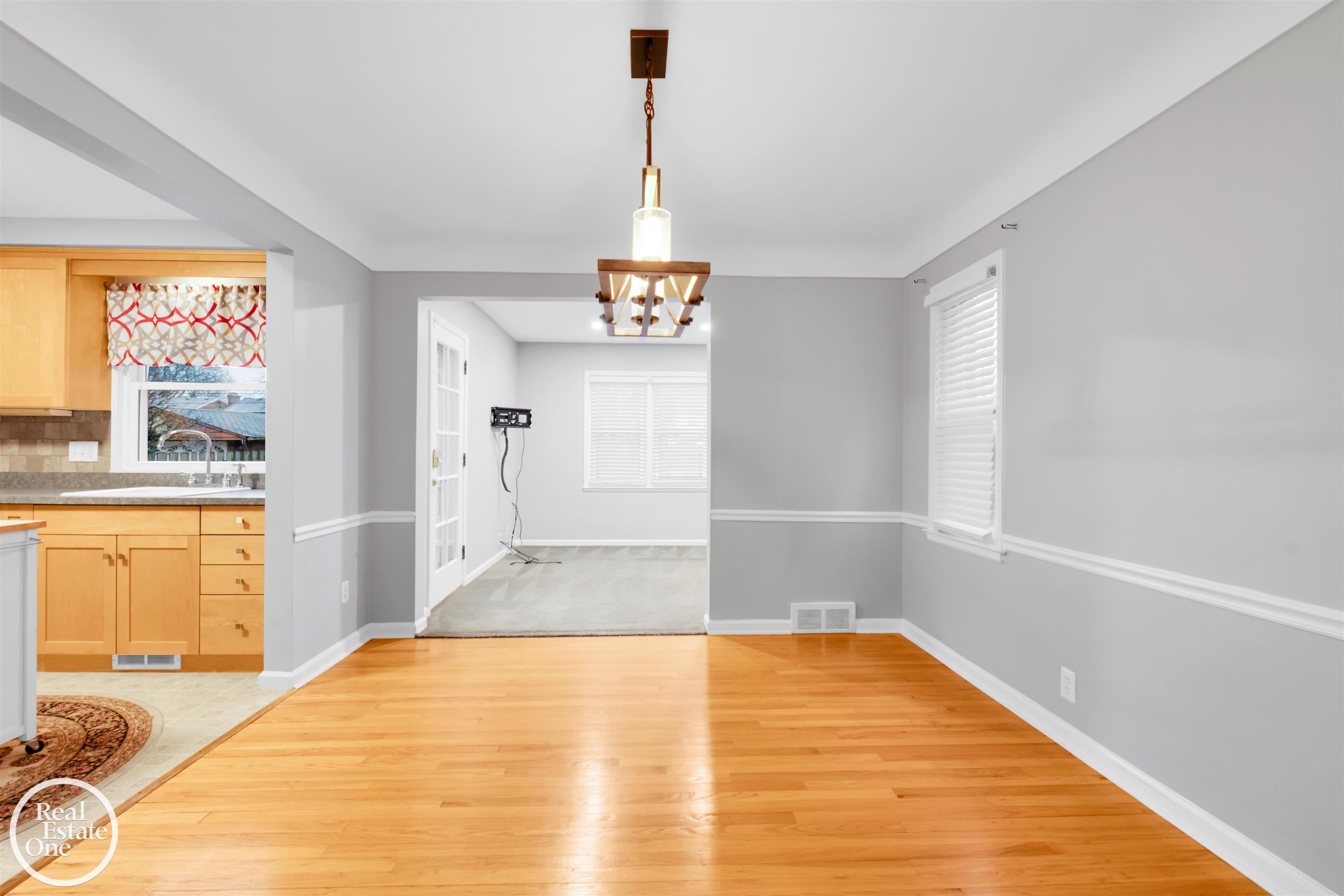 1989 Littlestone Road Grosse Pointe, MI 48236 - Photo 8 of 29 50135369-1b095e73-8eaf-4764-9652-3b2847dd25ec.JPG
