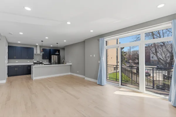 $3,877 | 7428 North Rogers Avenue, Unit 1S, Chicago, IL 60626