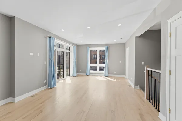 $3,877 | 7428 North Rogers Avenue, Unit 1S, Chicago, IL 60626