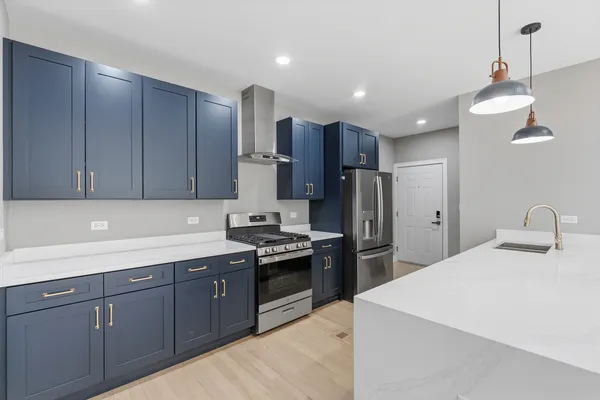 $3,877 | 7428 North Rogers Avenue, Unit 1S, Chicago, IL 60626